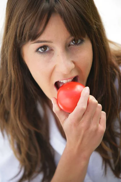 Retrato Uma Mulher Mordendo Tomate — Fotografia de Stock