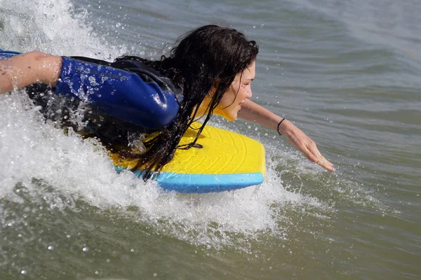 Young Woman Surfing Bodyboard — Stock Photo, Image
