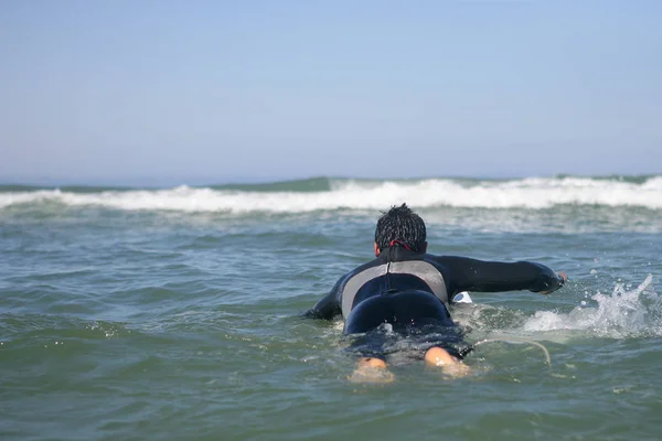 Junger Mann Surft Auf Einem Bodyboard — Stockfoto