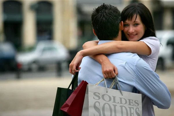 Jovem Casal Com Sacos Compras Cidade — Fotografia de Stock