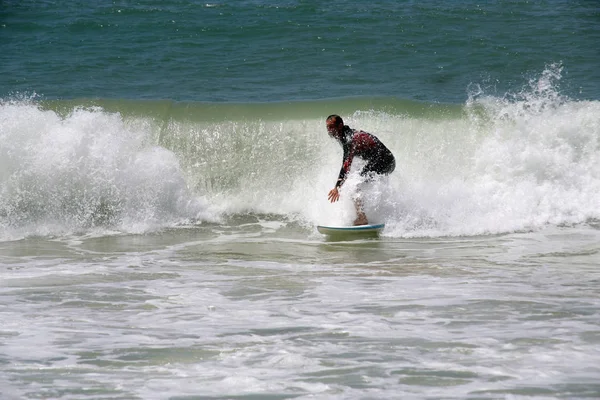 Hombre Surfeando Las Olas —  Fotos de Stock