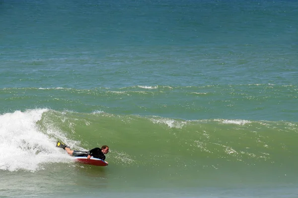 Mann Surft Auf Den Wellen — Stockfoto