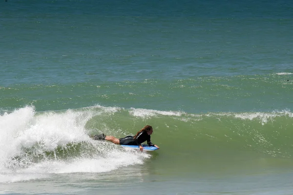 Hombre Surfeando Las Olas — Foto de Stock