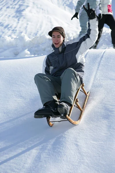 Junger Mann Macht Den Schlitten Schnee — Stockfoto
