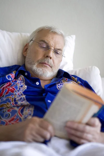 Book Old Man Lying Bed — Stock Photo, Image