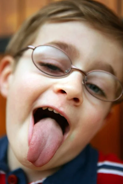 안경을 언어를 만드는 소년의 — 스톡 사진