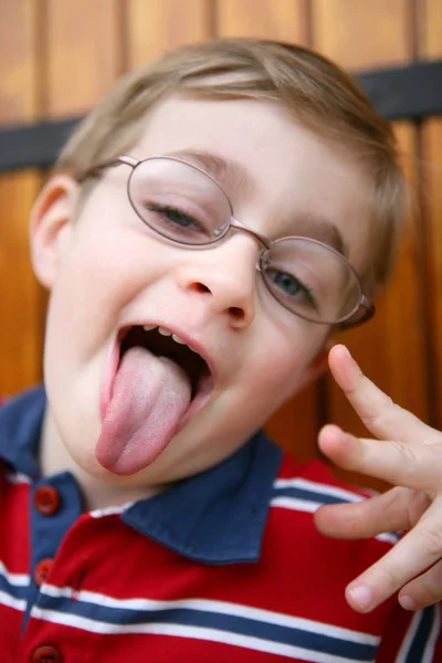 Ritratto Ragazzo Che Indossa Occhiali Che Fanno Linguaggio — Foto Stock