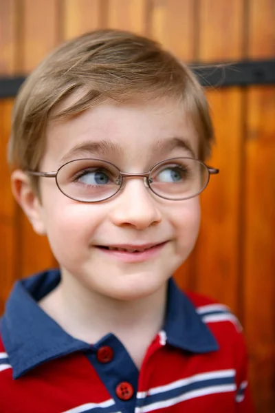 Egy Szemüveges Fiú Portréja — Stock Fotó