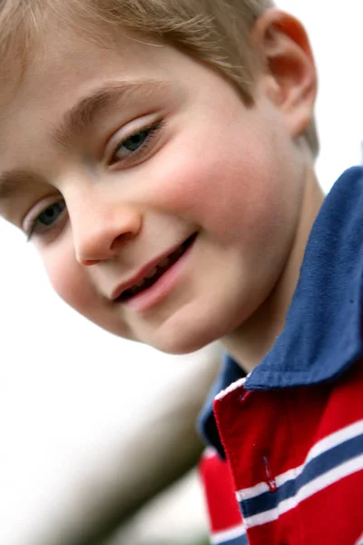 Retrato Niño Sonriente Durante Día —  Fotos de Stock