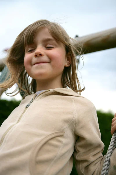 Усміхнена Маленька Дівчинка Гойдалці — стокове фото
