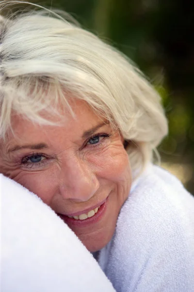 Retrato Una Mujer Mayor Con Albornoz Sonriente — Foto de Stock