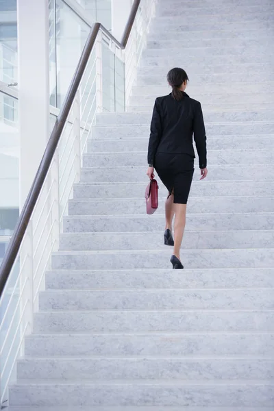 Γυναίκα Επιχειρηματικό Κοστούμι Ανεβαίνει Τις Σκάλες Μιας Σύγχρονης Κοινωνίας — Φωτογραφία Αρχείου