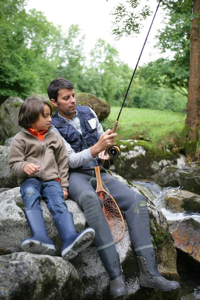 Uomo Con Bambino Seduto Una Pesca Con Roccia — Foto Stock