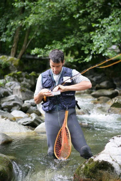 Άνθρωπος Που Ψαρεύει Κατά Μήκος Ενός Ποταμού Ένα Κουτί Μύγες — Φωτογραφία Αρχείου