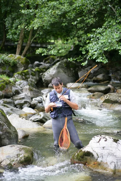 Uomo Che Pesca Lungo Fiume Con Una Scatola Mosche — Foto Stock