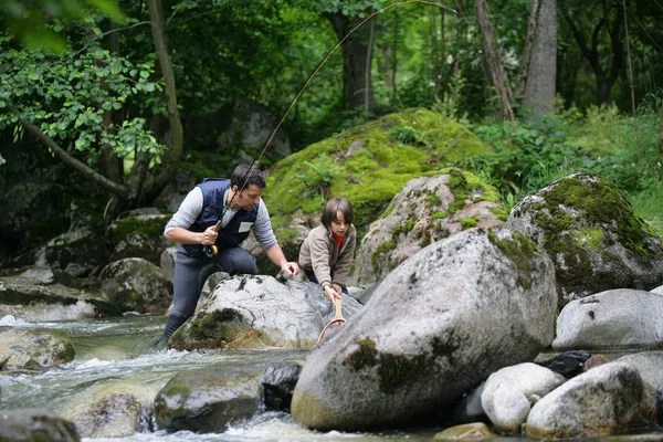 Man Met Een Jongen Vissen Een Rivier — Stockfoto