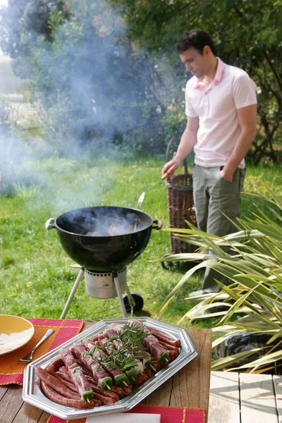 Homme Préparant Barbecue Dans Jardin — Photo