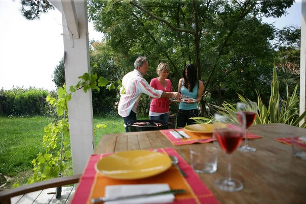 Uomini Donne Che Cucinano Spiedini Carne Barbecue Giardino — Foto Stock