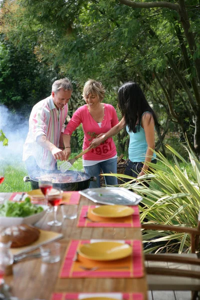 Hombres Mujeres Que Cocinan Carne Para Asar Jardín —  Fotos de Stock