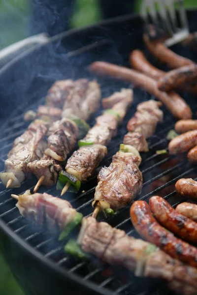 Gespietst Vlees Een Barbecue — Stockfoto