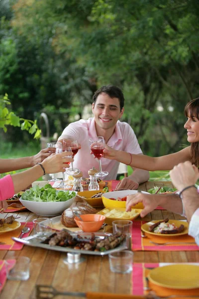 Retrato Hombre Sonriente Sentado Una Mesa Fuera Una Bebida Con — Foto de Stock