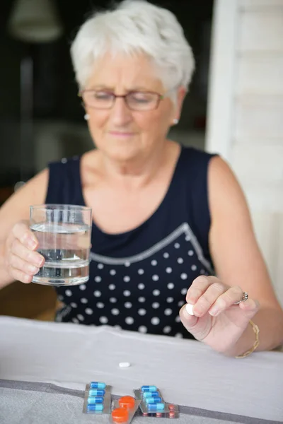 Alta Mujer Con Vaso Agua Medicamentos — Foto de Stock
