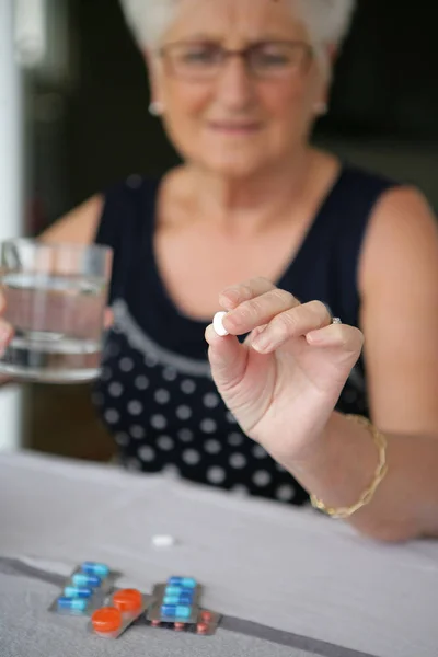 Mujer Mayor Con Medicamento Mano — Foto de Stock