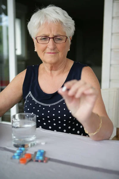 Retrato Una Mujer Mayor Con Medicamentos Mano — Foto de Stock