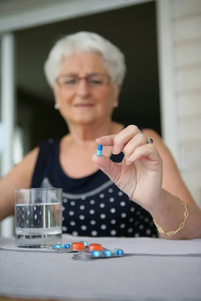 Mujer Mayor Con Cápsula Mano — Foto de Stock