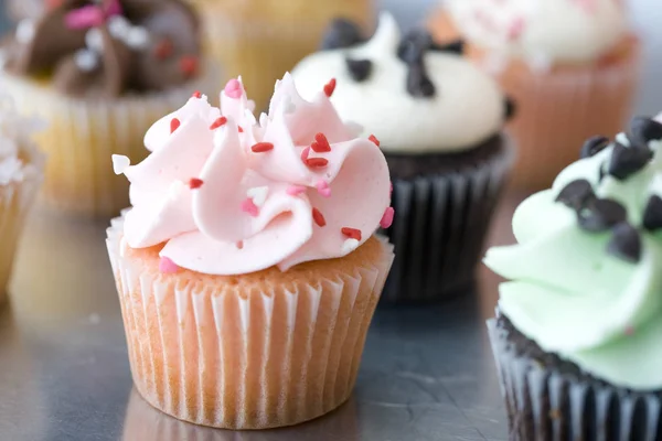 Alguns Cupcakes Estão Sentados Uma Superfície Prata Horizontalmente Enquadrado Tiro — Fotografia de Stock