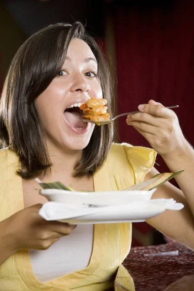 Wanita Muda Makan Makanan Laut Dia Melihat Kamera Dan Dapat — Stok Foto