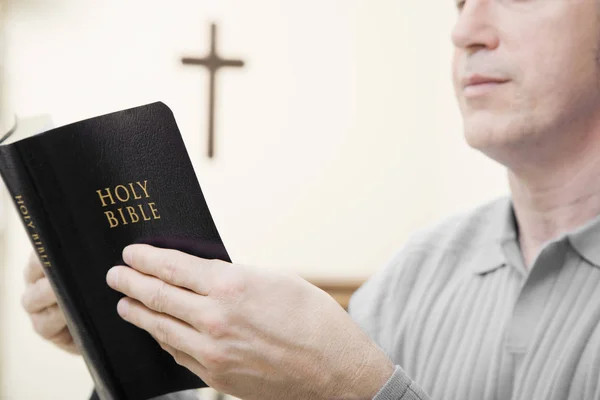 Zbliżenie Przycięte Obraz Dorosłego Mężczyzny Trzymającego Biblię Części Jego Głowy — Zdjęcie stockowe