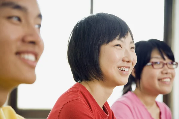 Junge Asiaten Blicken Von Der Kamera Weg Und Lächeln Horizontal — Stockfoto