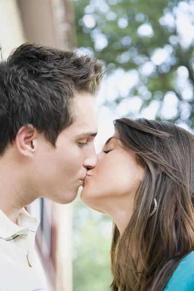 Jovem Uma Mulher Estão Beijando Fora Tiro Vertical Emoldurado — Fotografia de Stock