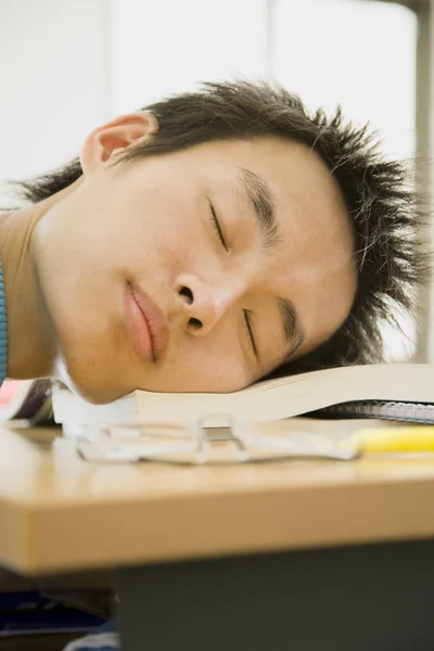 Jovem Asiático Dormindo Livros Sobre Mesa Vertical — Fotografia de Stock