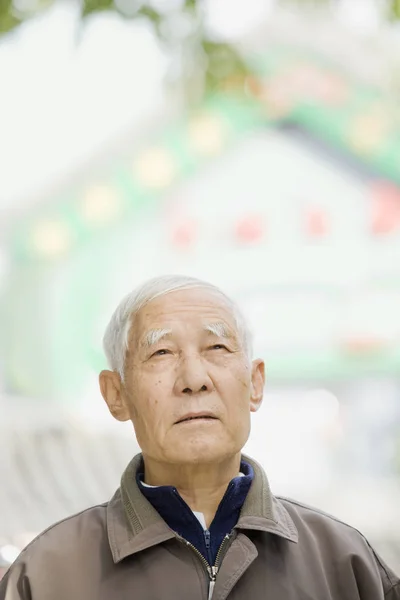 Starszy Mężczyzna Zewnątrz Spoglądający Górę Dala Kamery Jego Głowa Ramiona — Zdjęcie stockowe