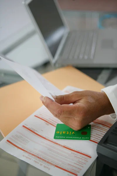 Homem Sentado Uma Mesa Lendo Documento — Fotografia de Stock