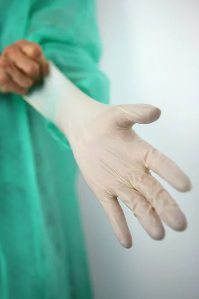 Chirurg Zieht Handschuhe Steriles Latex — Stockfoto