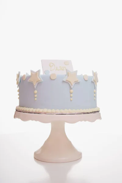 Gâteau Bleu Est Assis Sur Stand Gâteau Avec Une Carte — Photo