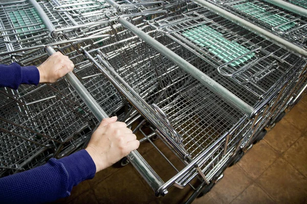 Imagen Aproximada Las Filas Carritos Compra Con Las Manos Adulto —  Fotos de Stock