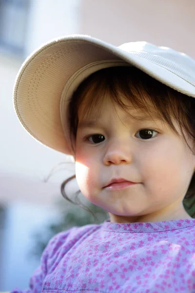 Beyaz Şapkalı Bir Kızın Portresi — Stok fotoğraf
