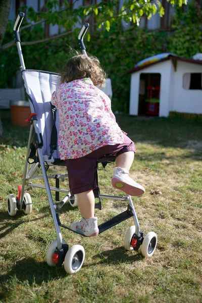 Gadis Kecil Berdiri Atas Kereta Bayi — Stok Foto