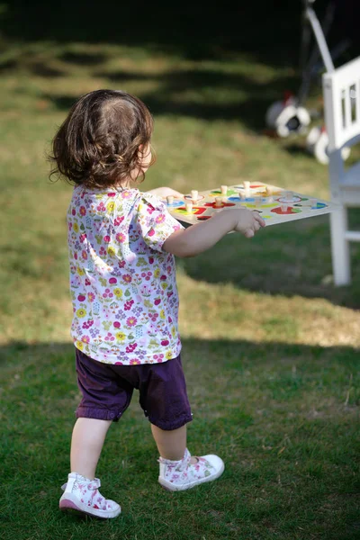 Gadis Kecil Berjalan Dengan Permainan Tangan — Stok Foto
