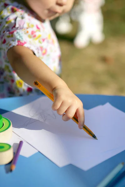 Mała Dziewczynka Długopisem Ręku Robi Bazgroły — Zdjęcie stockowe