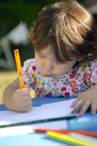 Retrato Uma Menina Com Uma Caneta Mão Fazendo Escribas — Fotografia de Stock