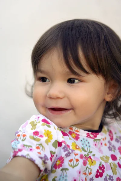 Retrato Uma Menina Sorrindo — Fotografia de Stock