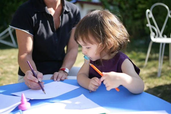 Porträtt Flicka Med Napphållare Munnen Som Tittar Kvinna Colorin — Stockfoto