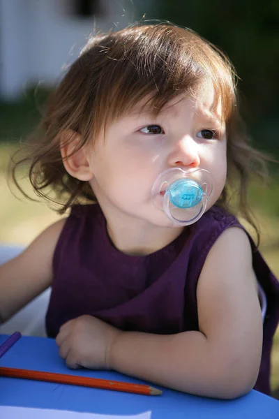 Potret Seorang Gadis Dengan Dot Mulutnya — Stok Foto