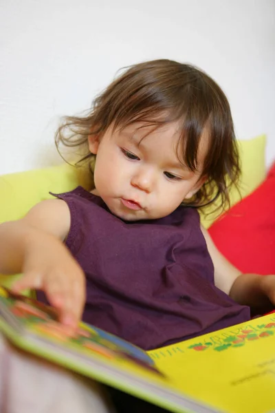 Retrato Uma Menina Sentada Folheando Através Livro Para Crianças — Fotografia de Stock