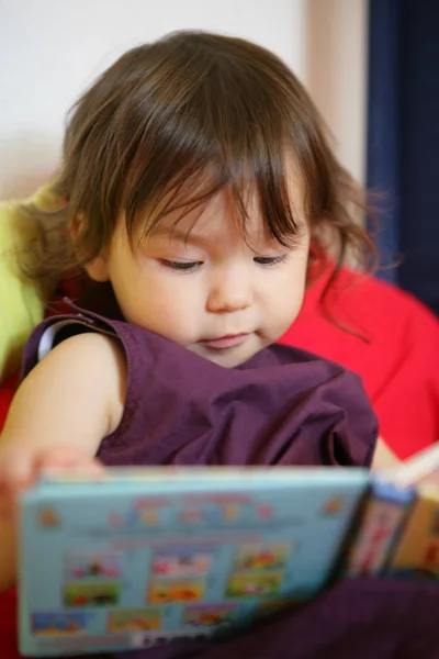 Porträt Eines Kleinen Mädchens Das Einem Kinderbuch Blättert — Stockfoto